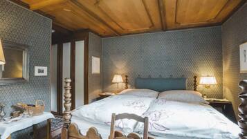 6 bedrooms, desk, iron/ironing board, travel crib