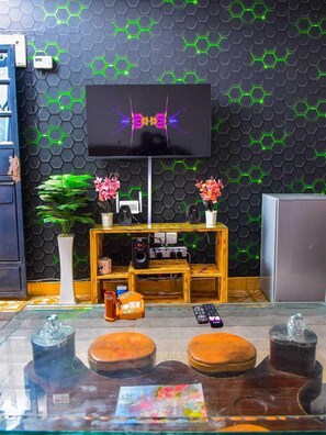 Apartamento conforto, vista para a cidade | Área de estar | Smart TV 24 polegadas com canais digitais