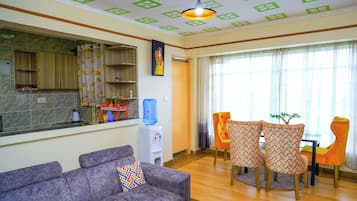 經典公寓, 城市景 | 客廳 | 24 吋智能電視連數碼電視頻道
