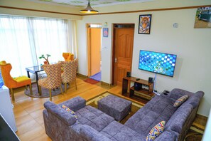 Apartamento clássico, vista para a cidade | Área de estar | Smart TV 24 polegadas com canais digitais