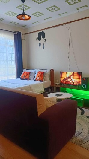 Design studio suite, uitzicht op stad | Woonruimte | Een 24-inch smart-tv met digitale zenders