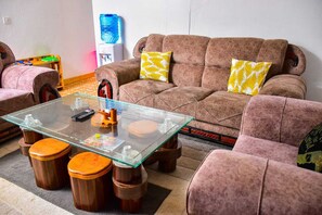 Comfort-lejlighed - byudsigt | Opholdsområde | 24-tommers smart-tv med digitale kanaler