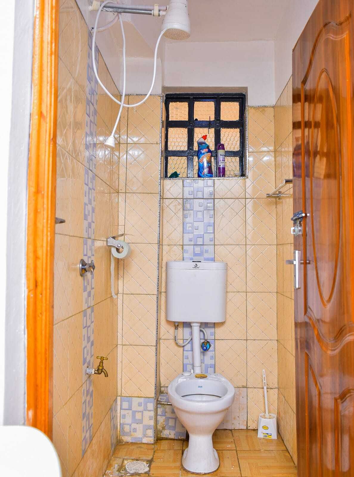 Comfort-lejlighed - byudsigt | Badeværelse | Bruser, gratis toiletartikler, hjemmesko, håndklæder