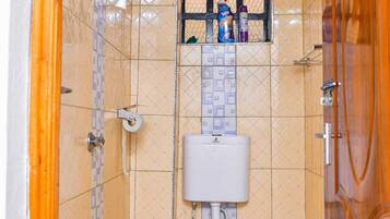 Comfort appartement, uitzicht op de stad | Badkamer | Een douche, gratis toiletartikelen, pantoffels, handdoeken