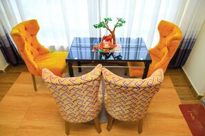 คลาสสิกอพาร์ทเมนท์, วิวเมือง | บริเวณนั่งเล่น | สมาร์ททีวี 24 นิ้ว พร้อมช่องดิจิตอล