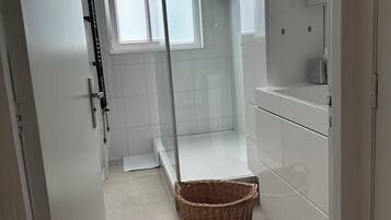 Haartrockner, Handtücher, Seife, Toilettenpapier