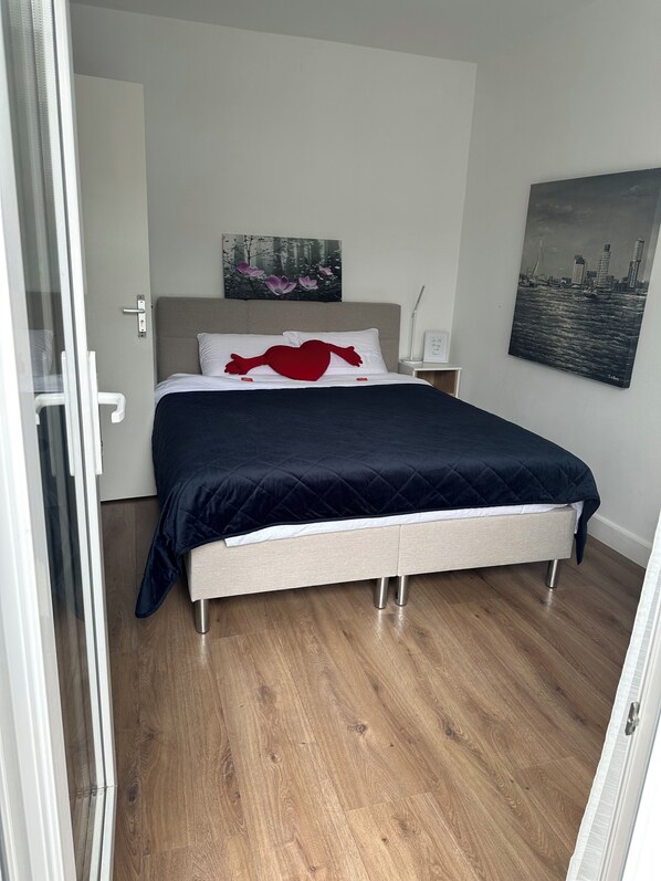 2 chambres, fer et planche à repasser, literie fournie