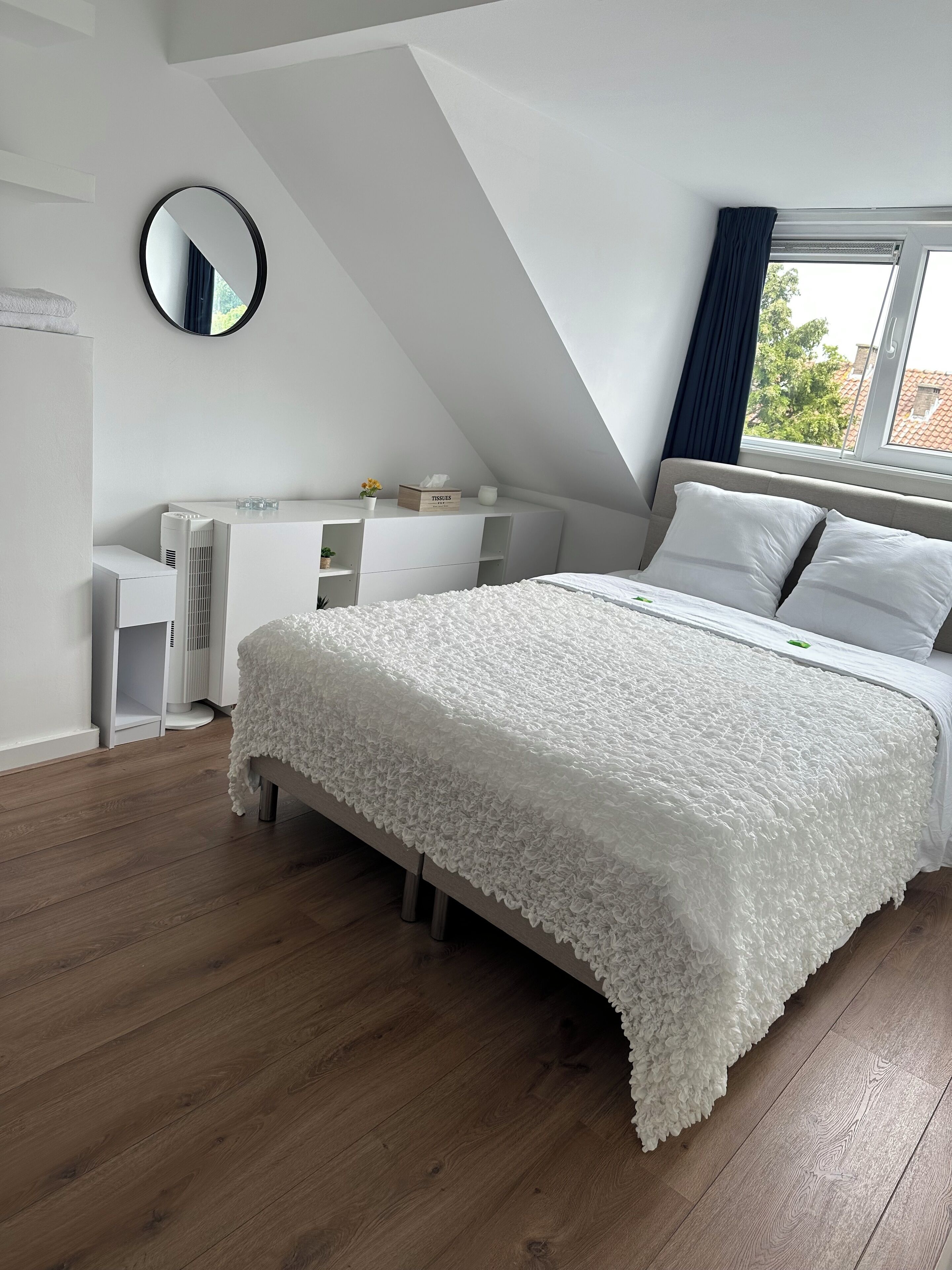 2 bedrooms, iron/ironing board, bed sheets