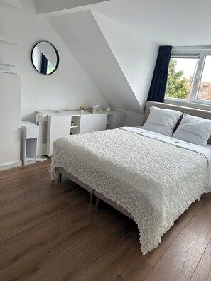 2 slaapkamers, een strijkplank/strijkijzer, beddengoed