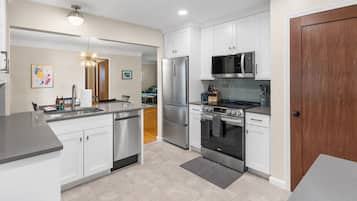 Een koelkast, een magnetron, een oven, een kookplaat