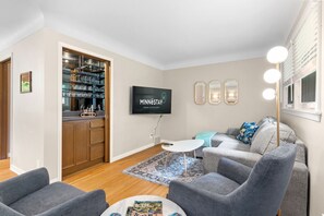 Fernseher, Tischfußball, Bücher