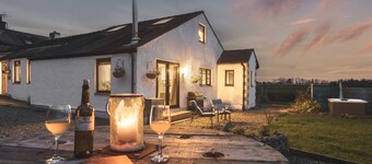 Leavens Farmstead Rural Retreat With Hot Tub