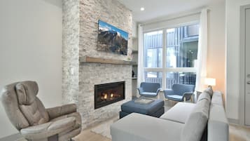 Smart TV, fireplace