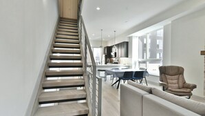 Un interior moderno con una escalera que conduce a un comedor.