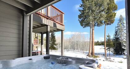 Prospect Point Getaway: Mountain Views w/ Private Hot Tub