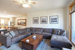 Smart TV, fireplace - Prospect Point Getaway: Mountain Views w/ Private Hot Tub (Frisco)