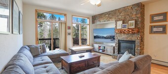 Prospect Point Getaway: Mountain Views w/ Private Hot Tub
