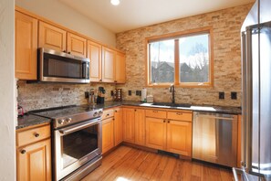 Fridge, microwave, oven, stovetop - Prospect Point Getaway: Mountain Views w/ Private Hot Tub (Frisco)