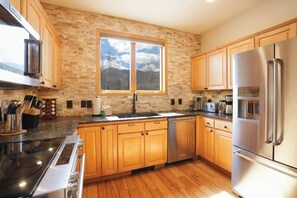 Fridge, microwave, oven, stovetop - Prospect Point Getaway: Mountain Views w/ Private Hot Tub (Frisco)