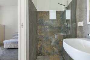 Villa | Badezimmer | Dusche, Haartrockner, Handtücher