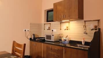 Refrigerador, microondas, parrilla de estufa y utensilios de cocina