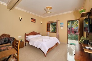 Suite estudio ejecutiva, 1 cama de matrimonio con sofá cama, balcón, vistas al jardín | Ropa de cama de alta calidad y colchones viscoelásticos