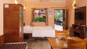 Suite estudio ejecutiva, 1 cama Queen size y sofá cama, balcón, vista al jardín | Ropa de cama de alta calidad y camas con efecto memoria