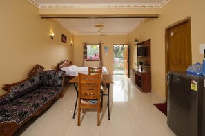 Executive Studio Suite, 1 Queen Bed with Sofa bed, Balcony, Garden View