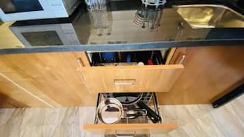 Suite estudio ejecutiva, 1 cama Queen size y sofá cama, balcón, vista al jardín | Cocina privada | Refrigerador, microondas, parrilla de estufa y utensilios de cocina