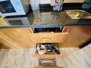 Executive Studio Suite, 1 Queen Bed with Sofa bed, Balcony, Garden View | Private kitchen | Fridge, microwave, stovetop, cookware/dishes/utensils