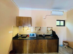 Executive Studio Suite, 1 Queen Bed with Sofa bed, Balcony, Garden View | Private kitchen | Fridge, microwave, stovetop, cookware/dishes/utensils