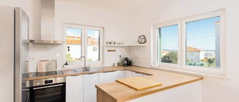 Appartement | Cuisine privée | Réfrigérateur, un four, surface de cuisson, lave-vaisselle
