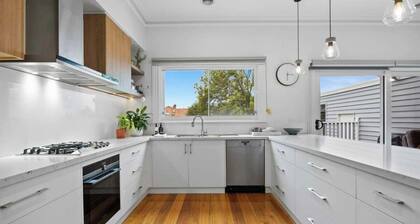 Stylish Soldiers Hill Retreat