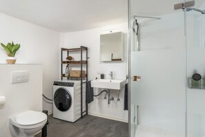 Douche, sèche-cheveux, serviettes fournies, savon