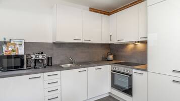 Kühlschrank, Mikrowelle, Ofen, Herdplatte