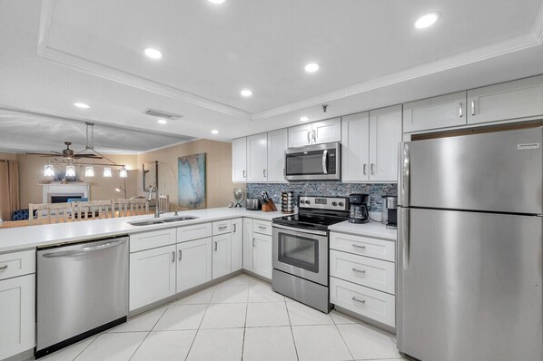 ثلاجة، ميكروويف، فرن، موقد طهي مسطح