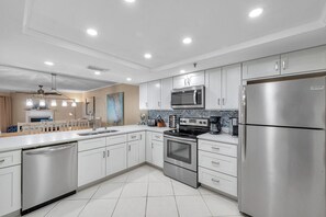 Refrigerador, microondas, horno, placa de cocina