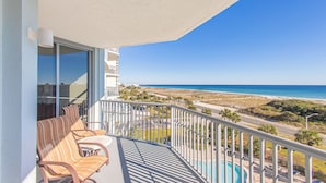 Ein Balkon mit Blick auf Strand und Pool.