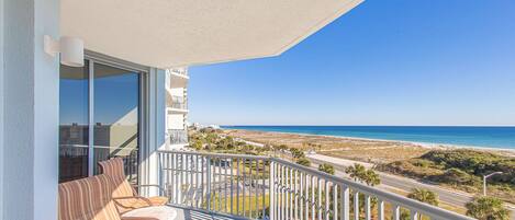 Ein Balkon mit Blick auf Strand und Pool.