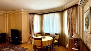 Căn hộ Deluxe, 3 phòng ngủ, ban công, quang cảnh thành phố | Khu phòng khách