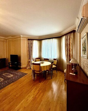 Deluxe Apartment, 3 Bedrooms, Balcony, City View | Living area - Layla Apartment (Baku)