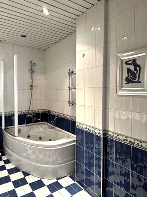 Deluxe Apartment, 3 Bedrooms, Balcony, City View | Bathroom | Slippers - Layla Apartment (Baku)