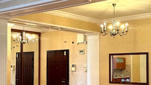 Căn hộ Deluxe, 3 phòng ngủ, ban công, quang cảnh thành phố | Khu phòng khách