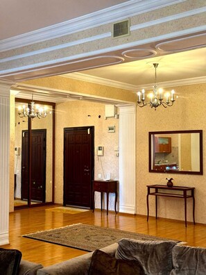 Deluxe-huoneisto, 3 makuuhuonetta, parveke, kaupunkinäköala | Oleskelualue