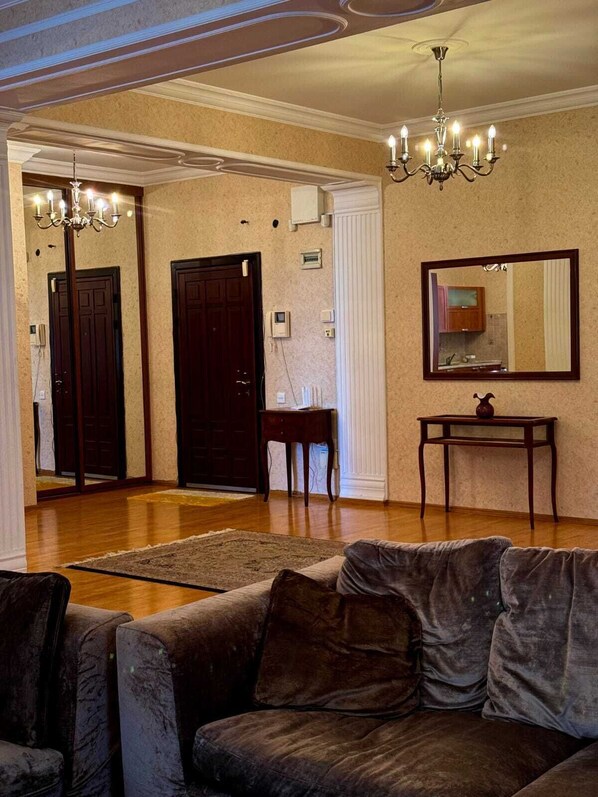 Appartamento Deluxe, 3 camere da letto, balcone, vista città | Area soggiorno