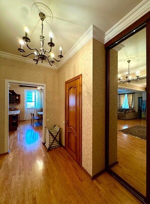 Deluxe-huoneisto, 3 makuuhuonetta, parveke, kaupunkinäköala | Oleskelualue