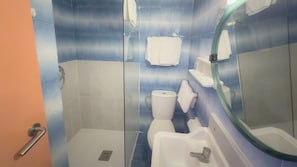 A bathroom with a toilet, sink, and shower. - BLUESEA Continental (Tossa de Mar)