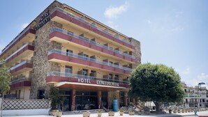 A multi-story hotel with balconies, a stone facade, and a sign reading "HOTEL CONTINENTAL". - BLUESEA Continental (Tossa de Mar)