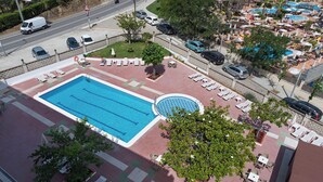 A rooftop swimming pool with sun loungers and a small garden area. - BLUESEA Continental (Tossa de Mar)