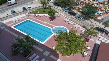 Piscine extérieure (ouverte en saison)